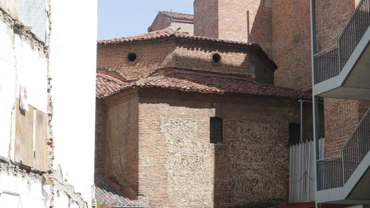 Las obras en la calle Ramiro II permiten contemplar el ábside octogonal de la capilla de Santa Nonia. RAMIRO