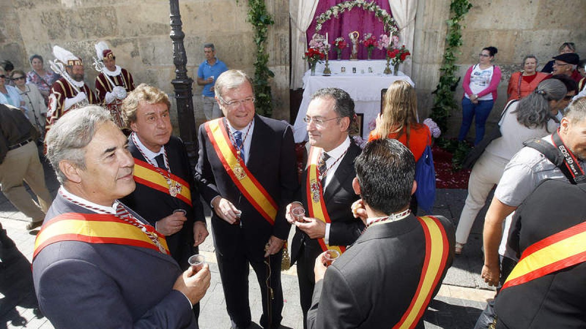 El alcalde, con parte de su equipo, degustan la tradicioal mistela frente al altar situado en San Marcelo.