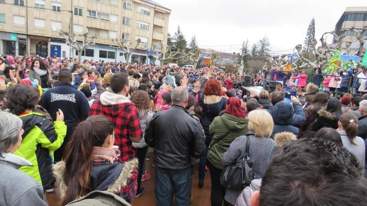 Los alumnos de todos los centros educativos abarrotaron la plaza Santa Bárbara. M. Á. C.
