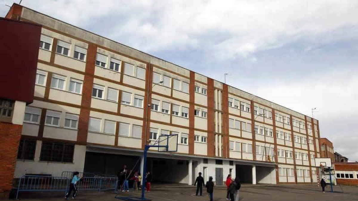 Imagen del patio del colegio Trepalio, en Trobajo del Camino, uno de los centros afectados.