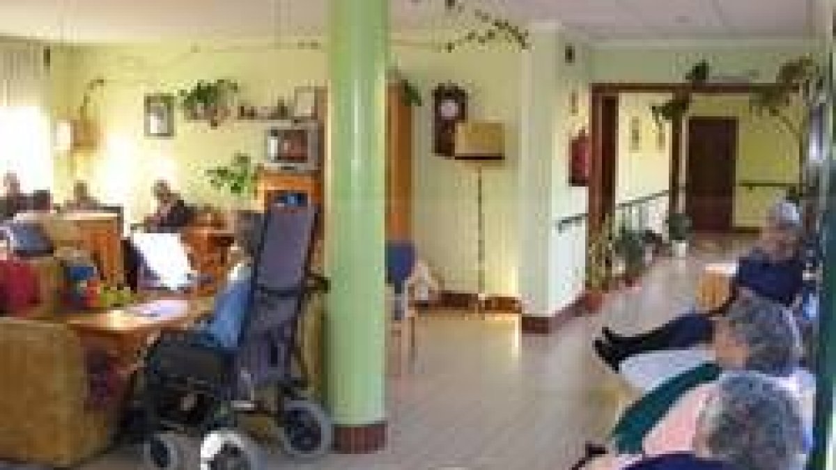 Imagen de la sala de estar de la residencia Virgen de Villaverde, en Huerga de Garaballes