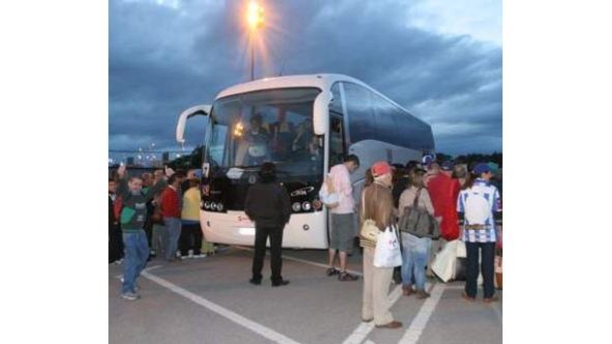 Los aficionados de la segunda tanda de autobuses se subieron ayer a los mismos en El Toralín a las 2