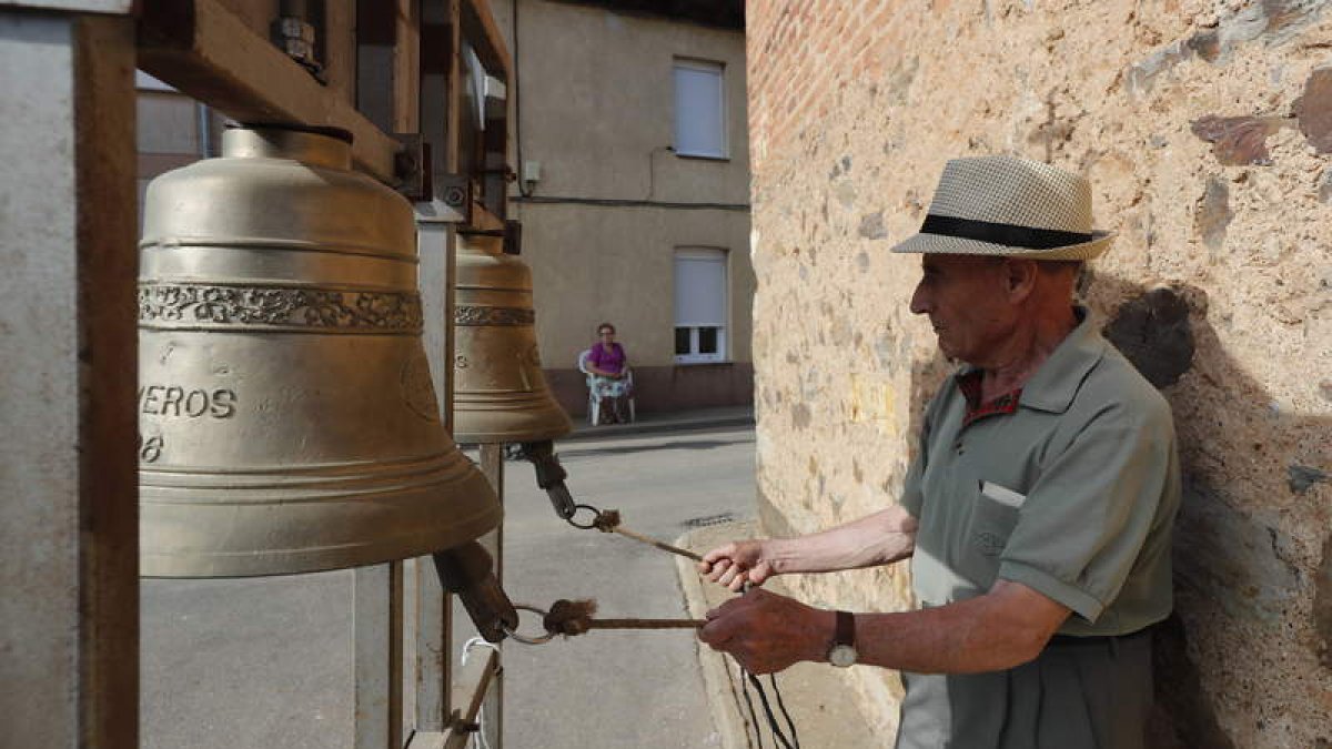 Medio centenar de campaneros de Castilla y León, Asturias, Cantabria, País Vasco, Madrid, Cataluña y Valencia se dieron cita ayer en la localidad. JESÚS F. SALVADORES
