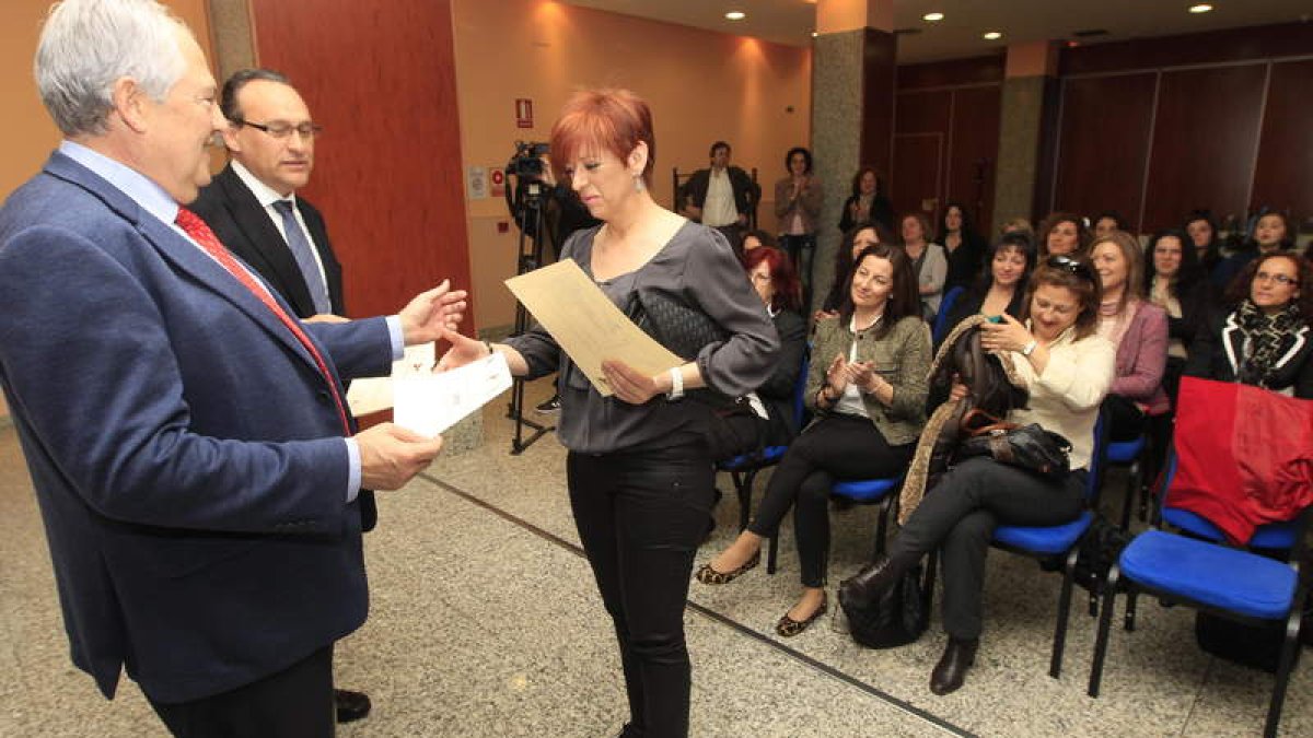 Guillermo García y Alfonso Arias entregaron ayer los diplomas del taller de empleo.