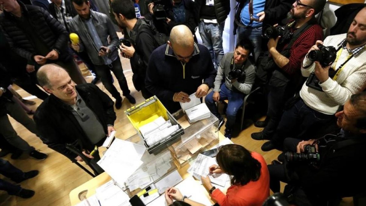 Un cartero entrega el voto por correo en un colegio electoral, el pasado 20 de diciembre.