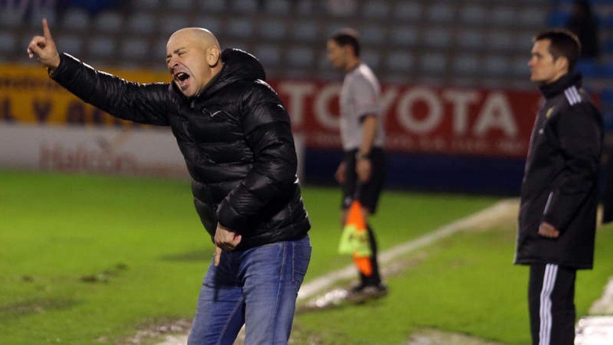 Claudio Barragán se enfada con algún detalle puntual de su equipo durante un lance del juego frente al Real Murcia en El Toralín.
