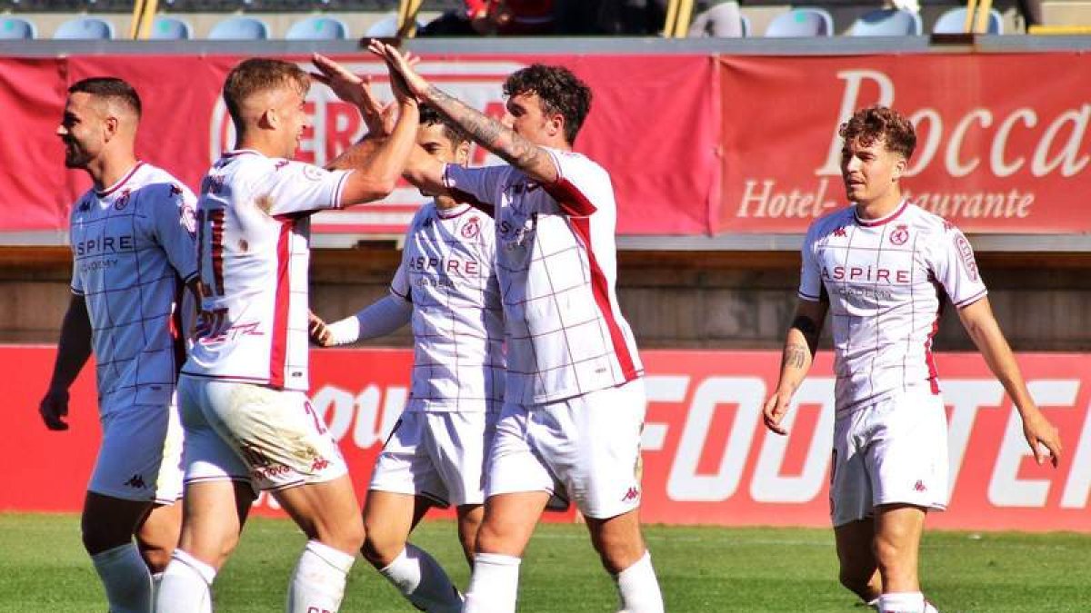 Galder Cerrajería abrió el camino de la victoria de la Cultural frente al Racing de Santander en el Reino de León y, a su vez, salvó a Ramón González de su destitución. MARCIANO PÉREZ