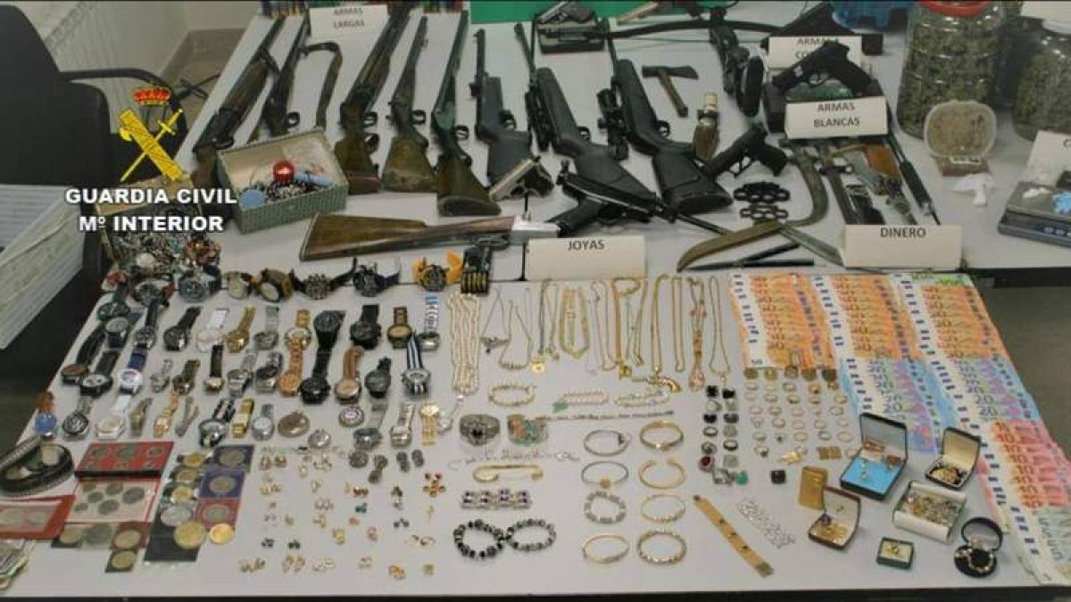 Joyas, relojes, dinero en metálico, móviles y ordenadores entre el motín recuperado. GUARDIA CIVIL