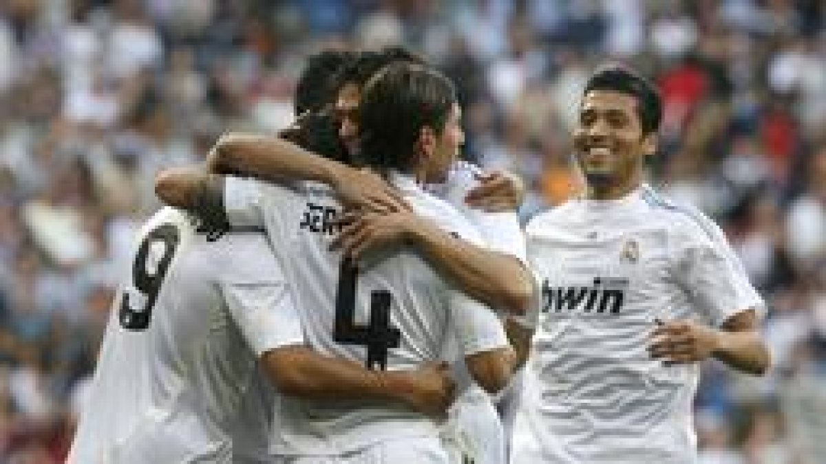 Los jugadores del Real Madrid celebran uno de los goles materializados por Cristiano Ronaldo.