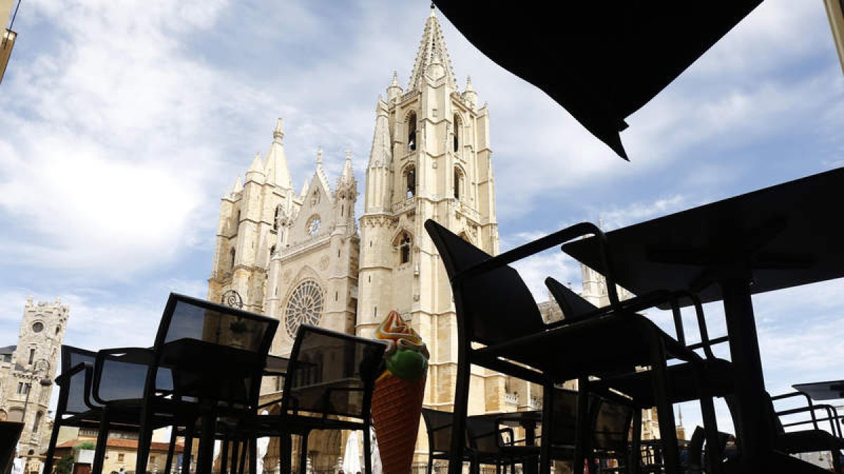 Imagen de la Catedral de León desde a terraza de un bar. FERNANDO OTERO