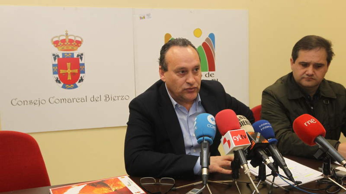 Alfonso Arias y el responsable del área de Turismo, Gerardo Díaz, ayer al presentar Fitur.