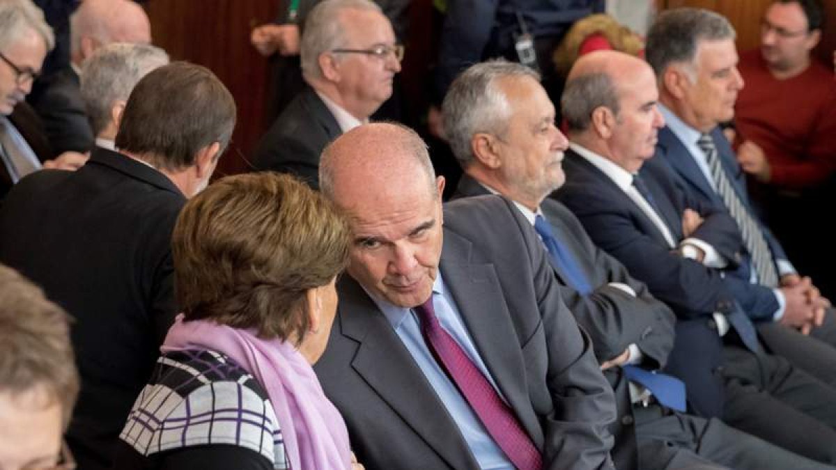 Magdalena Álvarez conversa con Manuel Chaves, y junto a éste, José Antonio Griñán. JULIO MUÑOZ