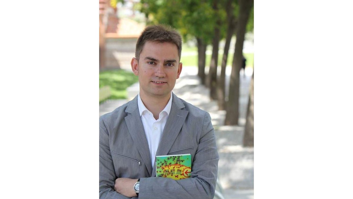 David Fernández Sifres (León, 1976) ha obtenido el prestigioso Premio «Alandar» de Literatura Juvenil en su última convocatoria.
