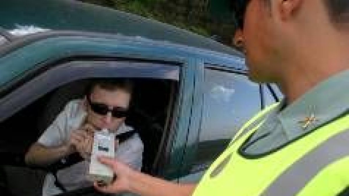 Foto de archivo de un control de alcoholemia efectuado por la Guardia Civil de Tráfico