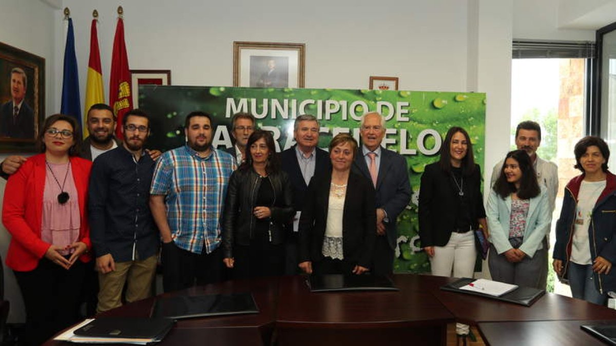 Foto de familia de participantes en el programa de empleo y autoridades en Carracedelo. ANA F. BARREDO