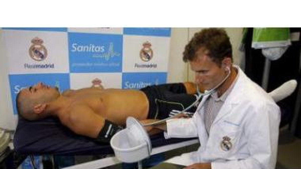 Benzemá en el reconocimiento médico al que se sometió antes de iniciar los primeros entrenamientos.