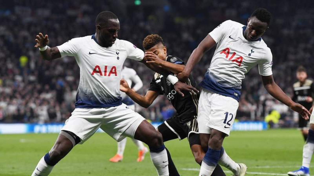 Víctor Wanyama y Moussa Sissoko, del Tottenham, disputan un balón ante David Neres, del Ajax. NEIL HALL