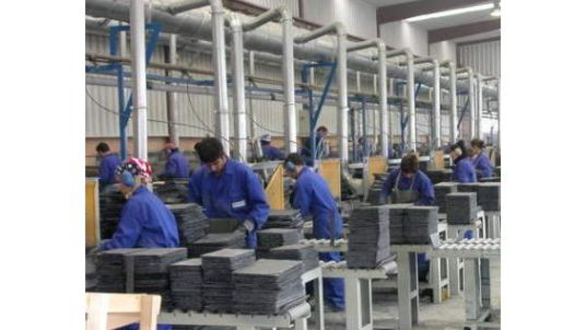 Trabajadores de la pizarra en una cantera de la comarca.