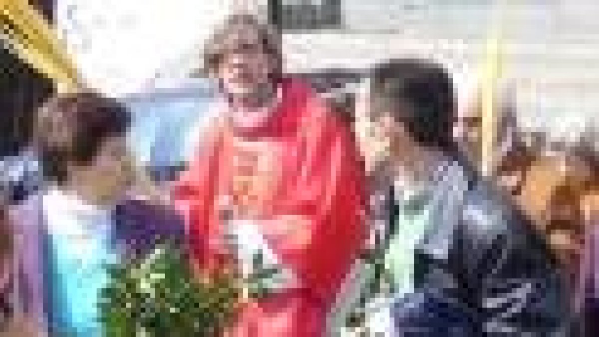 En la imagen de archivo aparece el sacerdote de Fabero el día de Ramos
