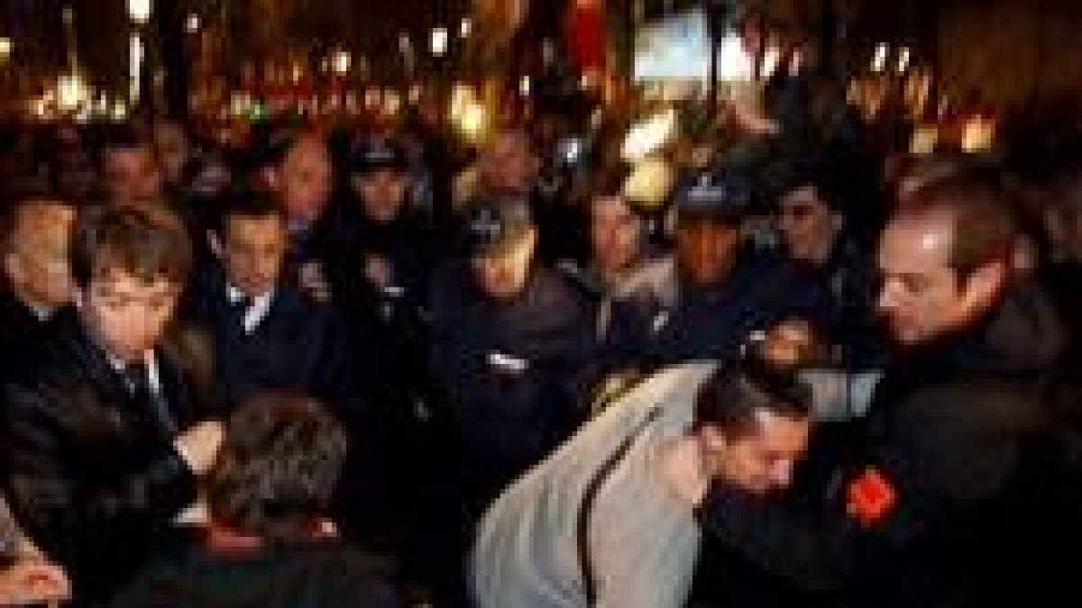Nicolas Sarcozy, en la noche del sábado, a su llegada a la estación de Etoile, en París