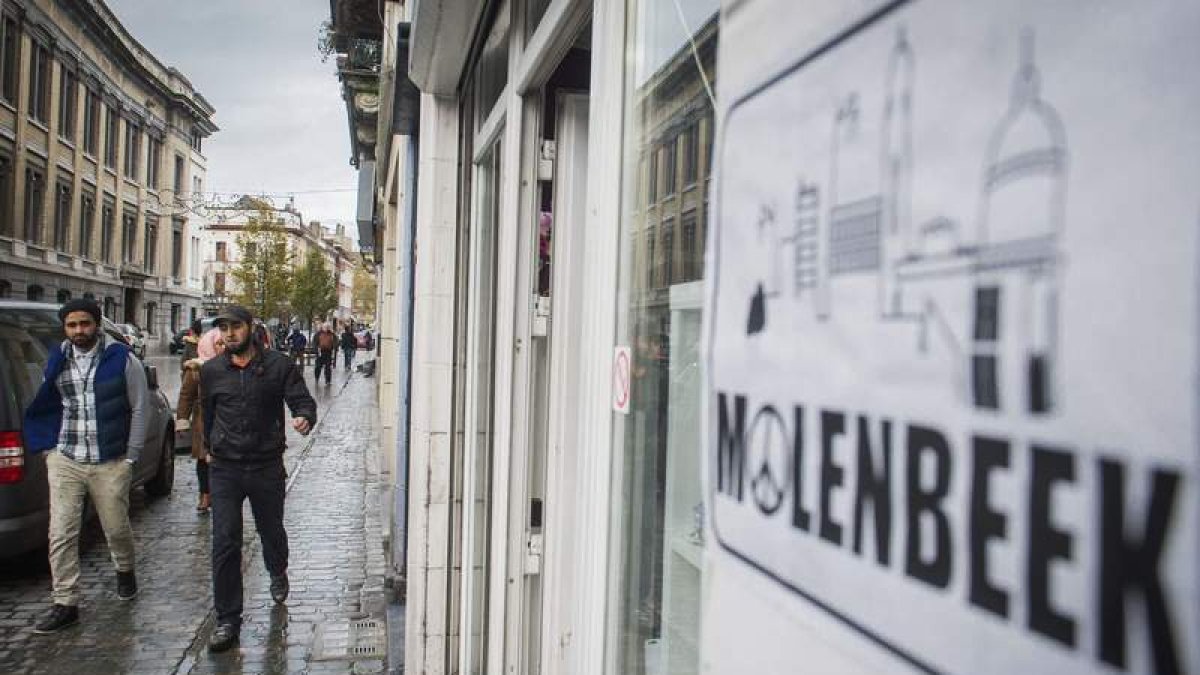 Varias personas caminan por una calle de Molenbeek.