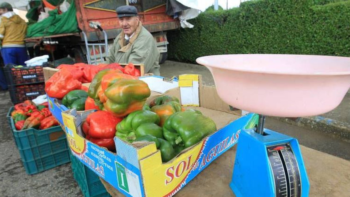 La esencia de la feria: pimientos, una balanza, una mesa y a vender.