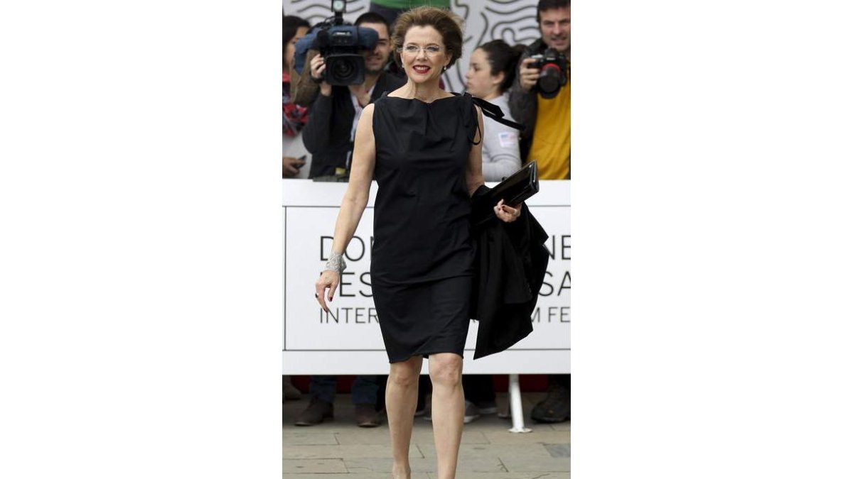 La actriz Annette Bening, el actor Arturo Valls con Juan José Campanella y el director Oliver Stone, ayer en San Sebastián.