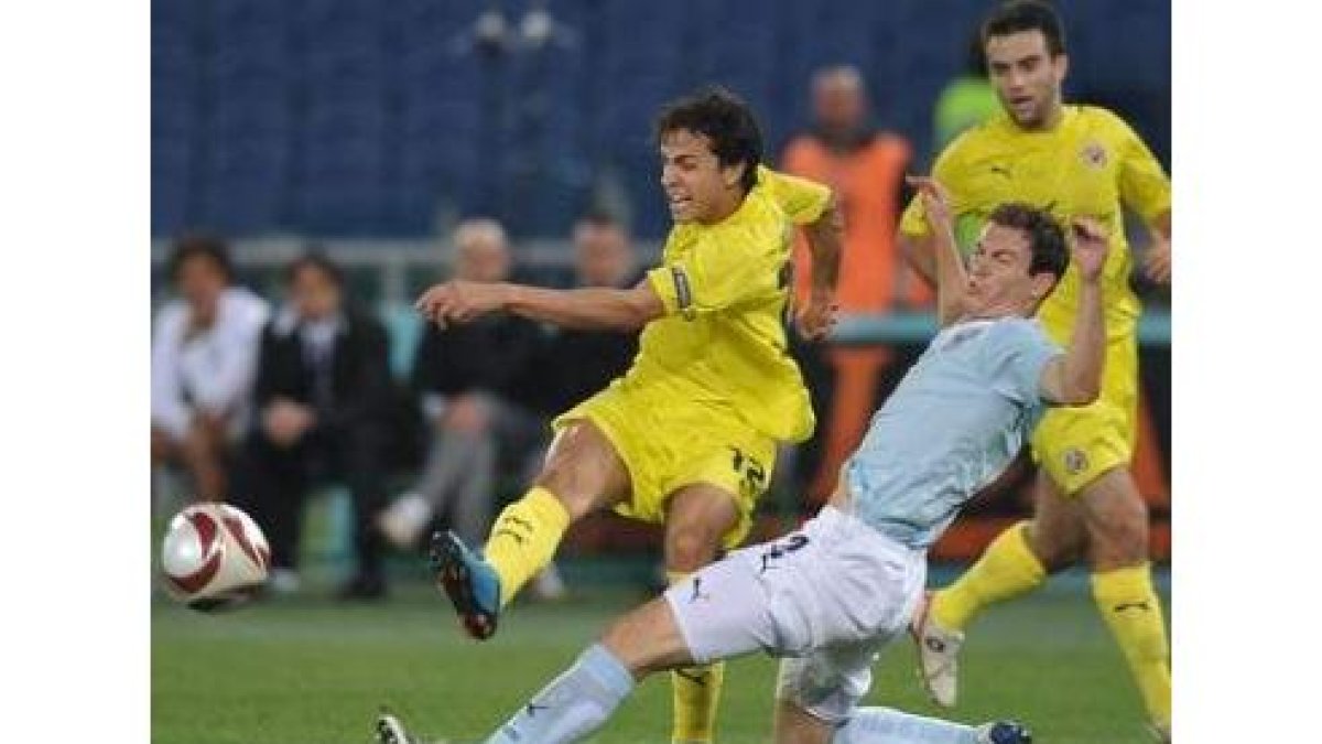 El brasileño del Villarreal Nilmar disputa el balón.