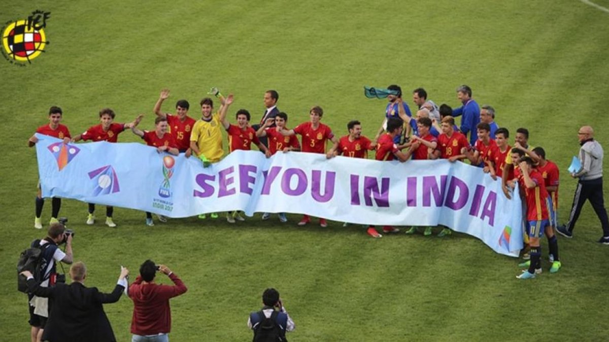 Los jugadores de la selección española sub-17 celebran la clasificación pata el Mundial tras meterse en semifinales del Europeo.