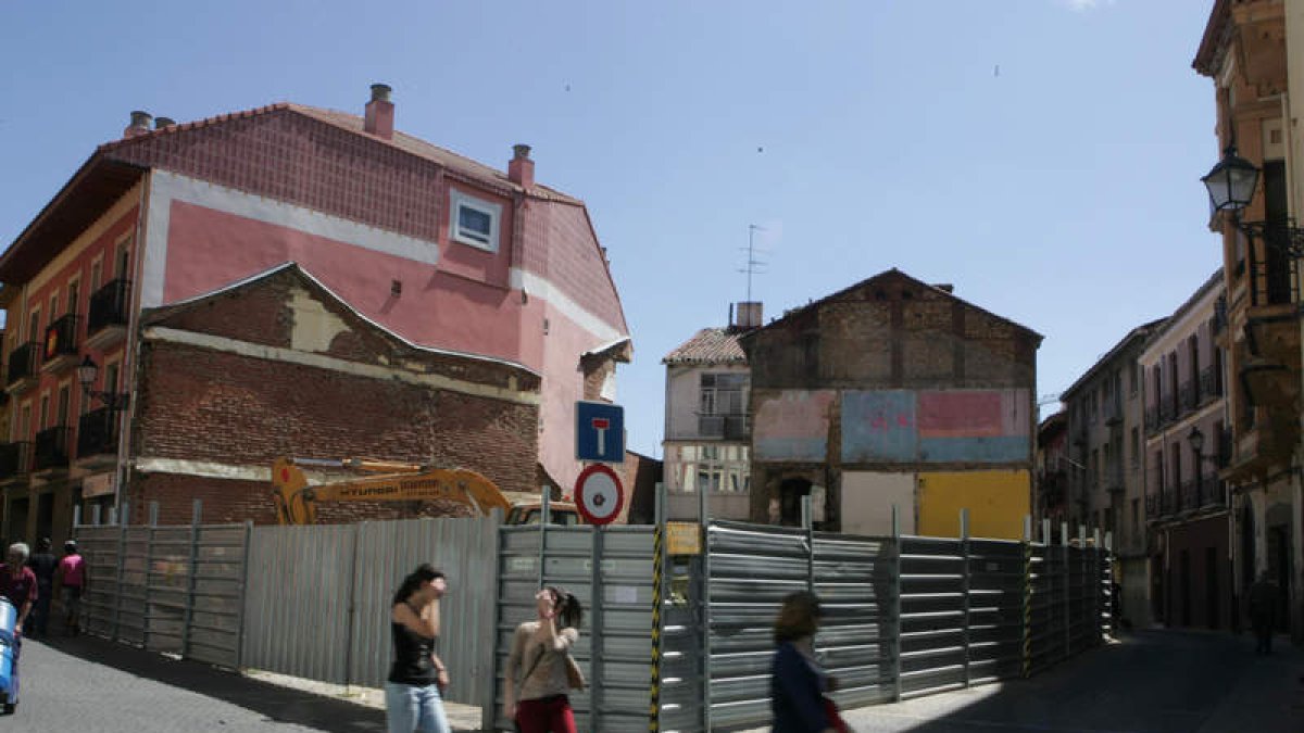 Al fondo, casa de la calle Hospicio que ha sido derribada en el casco antiguo de León.