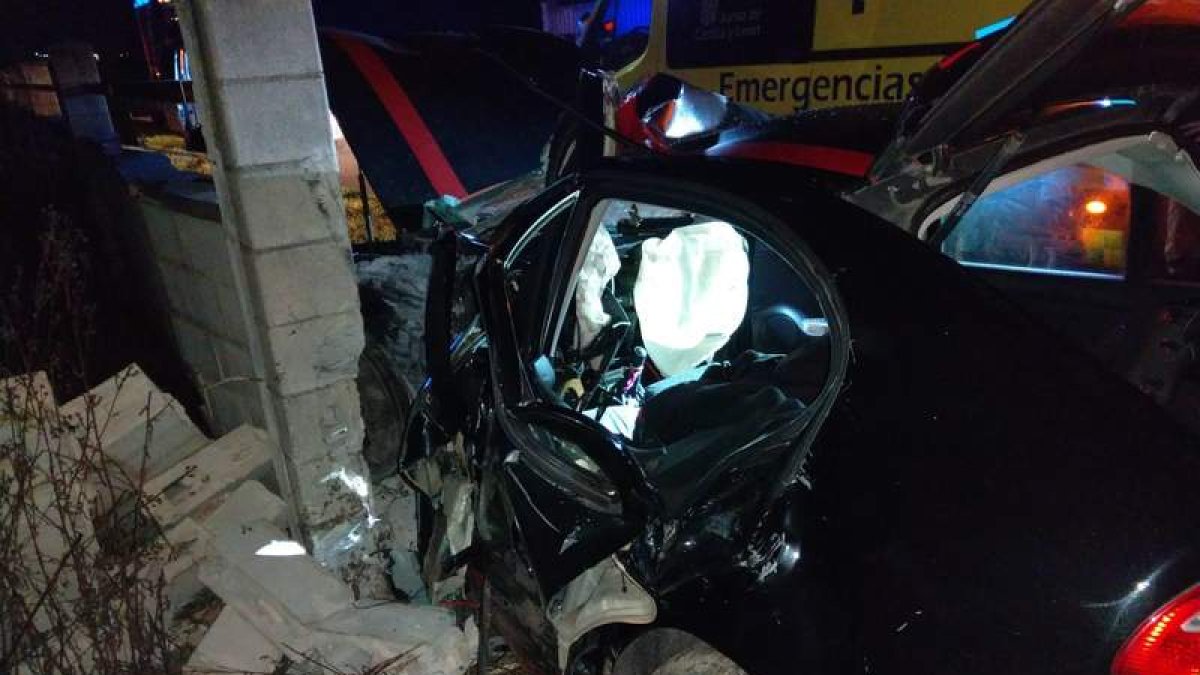 Estado en el que quedó el coche tras el impacto. POLICÍA MUNICIPAL