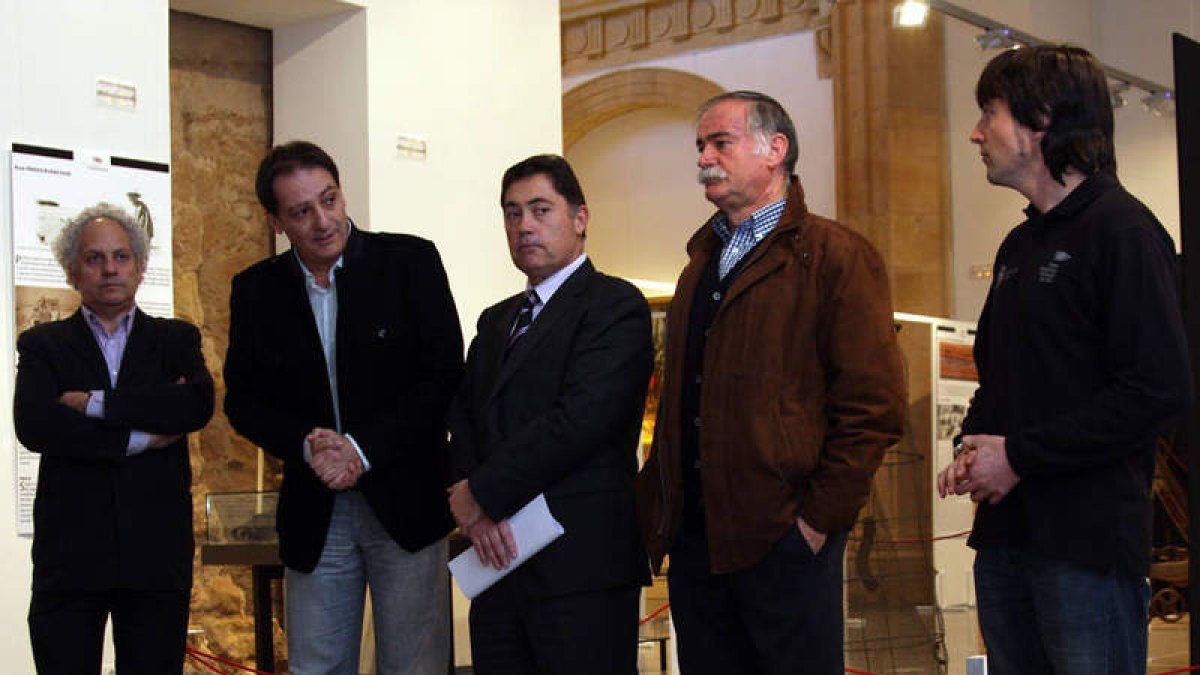 El director del museo, José Ramón Ortiz, junto a Jesús Celis y Marcos Martínez, en la presentación.