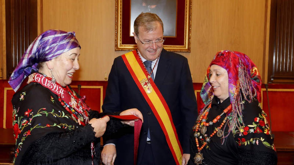 Ángeles González, Antonio Silván y Aurora Baza en la ceremonia de las Águedas. MARCIANO