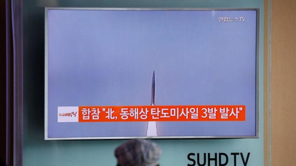 Un surcoreano mira un reportaje de televisión sobre el lanzamiento de un misil por parte de Corea del Norte.