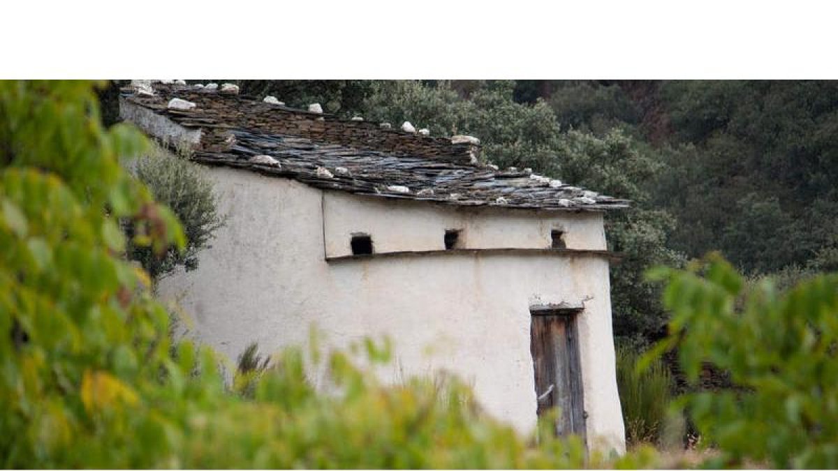 Edificación con una curiosa estructura en Robledo de Losada.