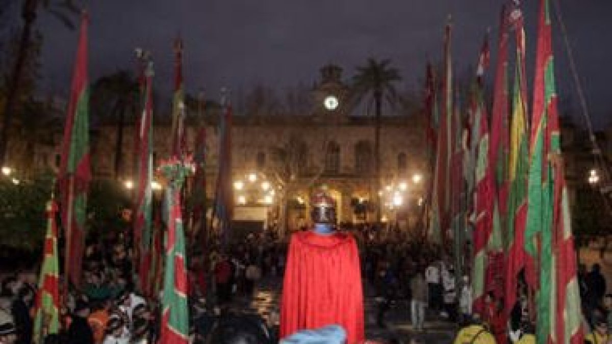 Isabel Carrasco realiza la ofrenda a San Fernando.