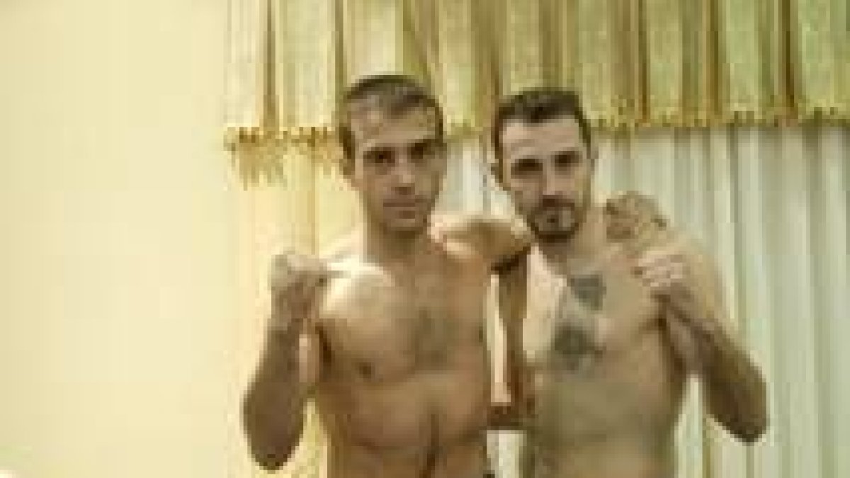 Moreira, a la derecha, ayer en el pesaje en un hotel de Lugo con el púgil con el que se medirá hoy