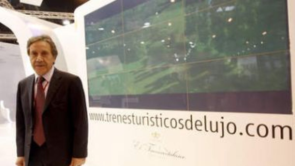 Villalba, ante el estand de Feve en Fitur.