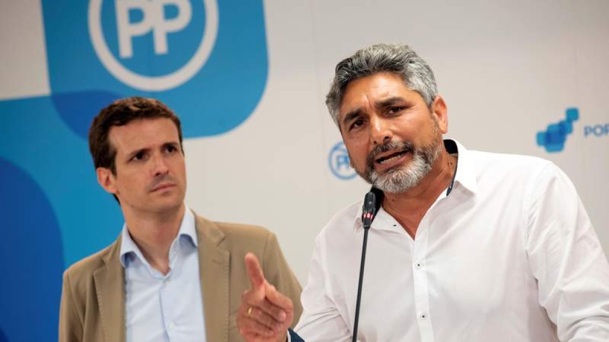 Pablo Casado y Juan José Cortés en un acto en Granada. M. Á. MOLINA