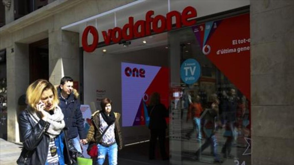 Tienda de Vodafone en el Portal de lÀngel de Barcelona, la semana pasada.
