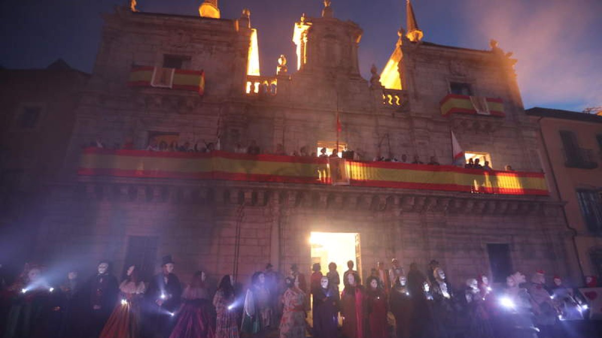 Los personajes de la compañía teatral tomaron la plaza del Ayuntamiento. L. DE LA MATA