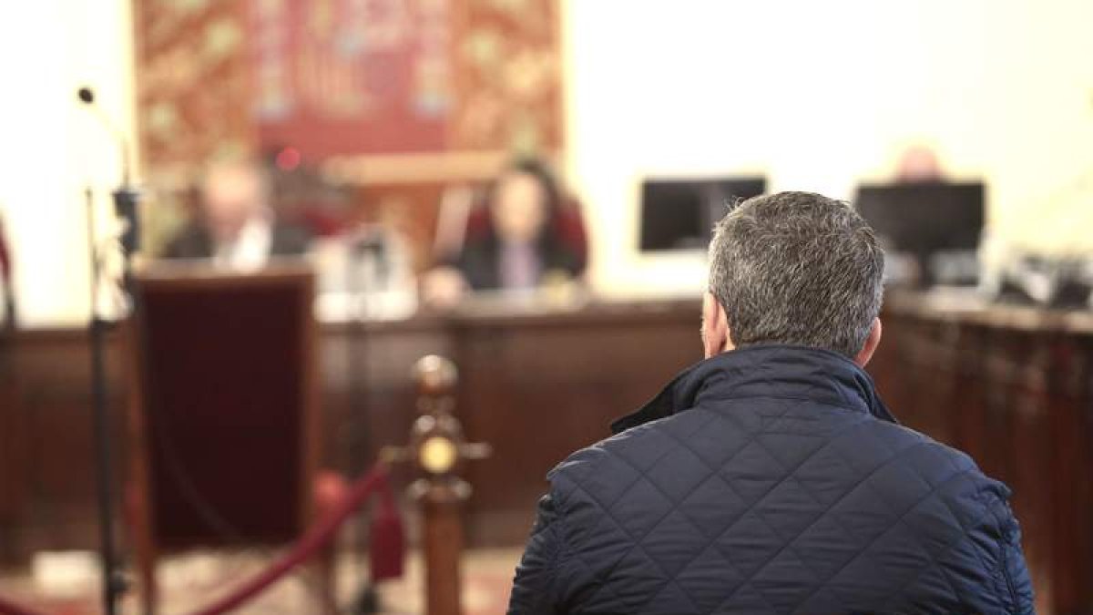 Imagen de marzo pasado con el alcalde de Cabañas compareciendo en el juicio de la Audiencia. RAMIRO
