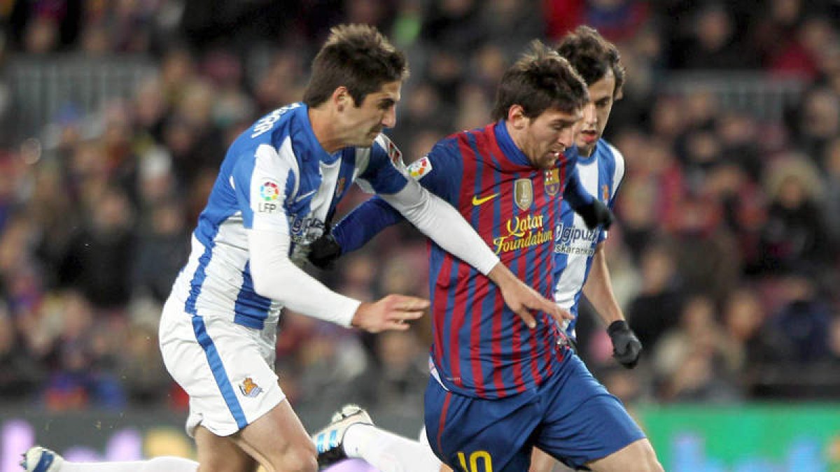 Messi conduce el balón ante la defensa de Bergara y Pardo.
