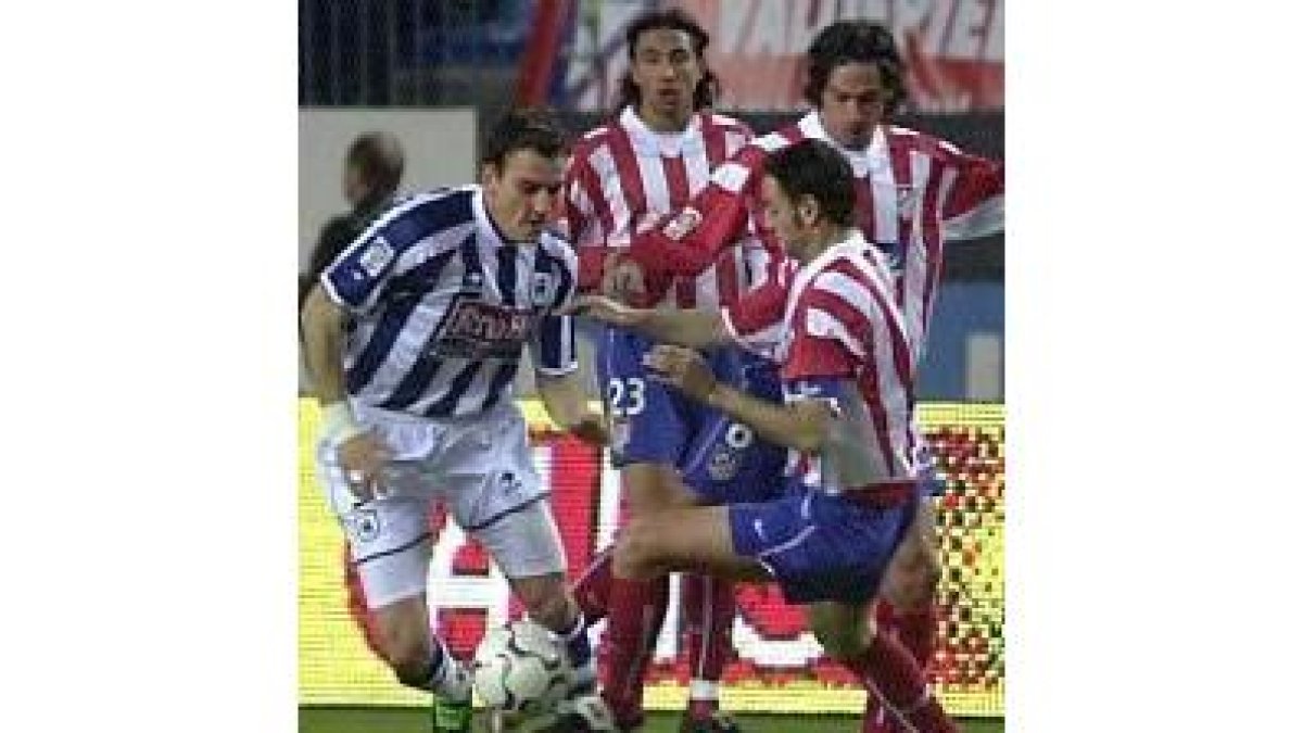Kovacevic se lleva la pelota en presencia de una nutrida representación de la zaga atlética