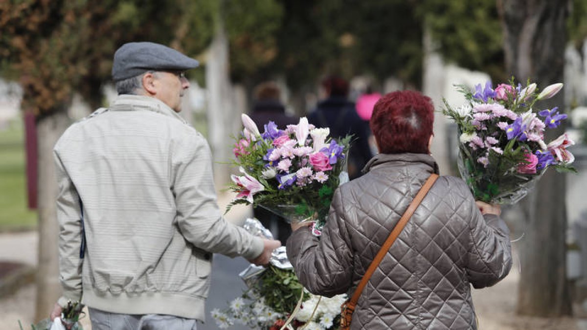 Día de todos los Santos en el cementerio de León. JESÚS F. SALVADORES