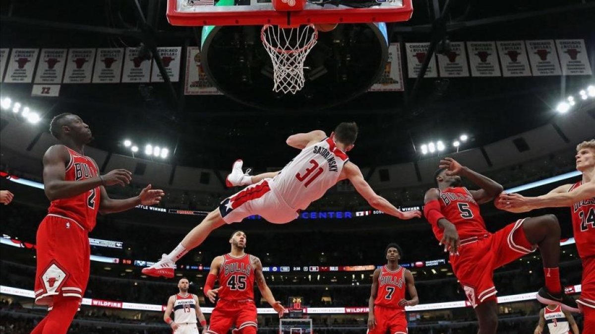 Satoransky cae de espaldas tras recibir una durísima falta de Portis, que fue expulsado