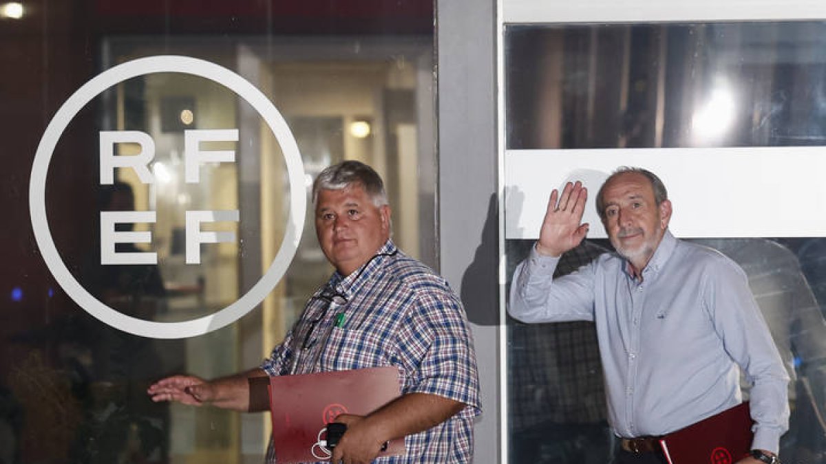 El presidente de la Federación de Las Palmas de Fútbol, Juan José Arencibia (i), y el de la de Madrid, Paco Díez, a su salida de la reunión