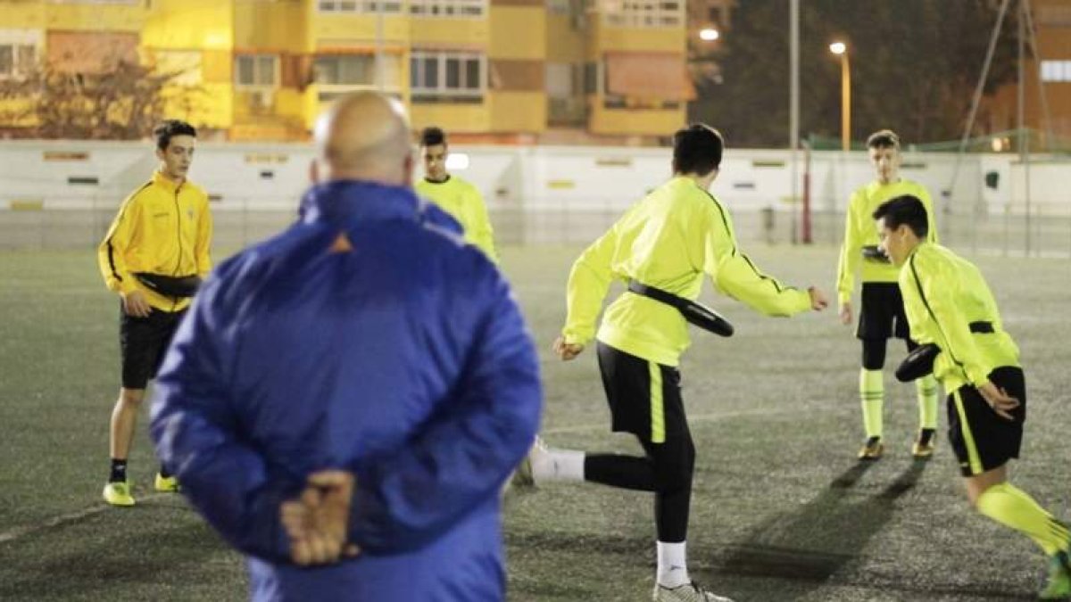 Un momento del entrenamiento con la herramienta creada por el leonés Fernando Martínez. DL