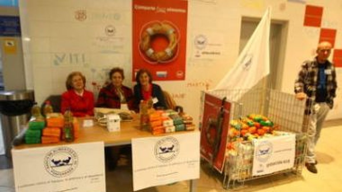 Voluntarios del Banco de Alimentos del Sil, ayer en el Centro Comercial El Rosal.