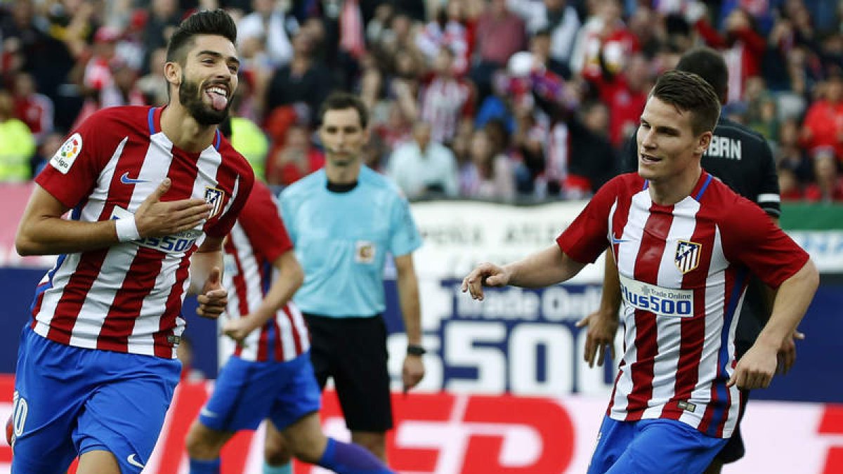 Carrasco hizo ayer tres goles para remontar al Granada en el Calderón. JAVIER LIZÓN
